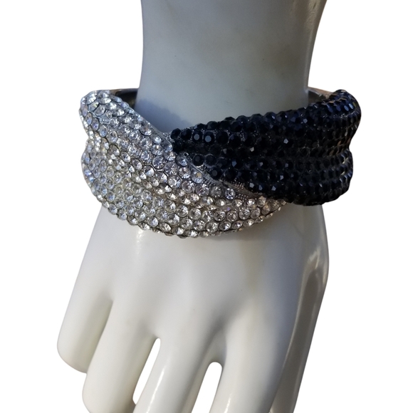 VINTAGE SILVERTONE WITH BLACK & WHITE GLASS RHINESTONE HINGED CLAMPER BRACELET - Picture 1 of 7